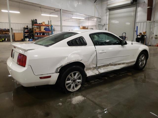 1ZVHT80N985204408 - 2008 FORD MUSTANG WHITE photo 3