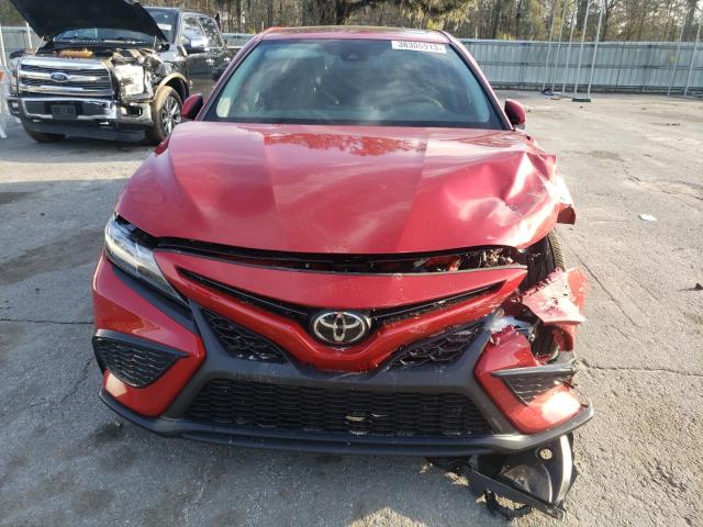 4T1T11AK5PU088199 - 2023 TOYOTA CAMRY SE NIGHT SHADE RED photo 5