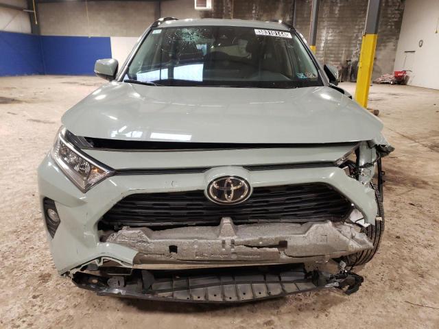 2T3P1RFV7LW132319 - 2020 TOYOTA RAV4 XLE GRAY photo 5