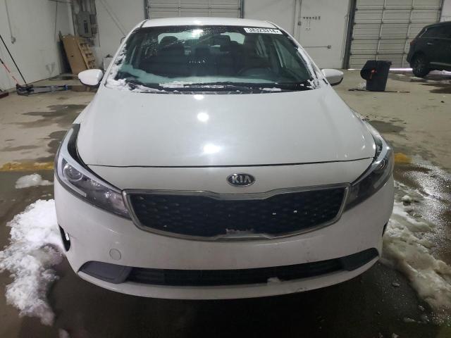 3KPFL4A72HE015512 - 2017 KIA FORTE LX WHITE photo 5