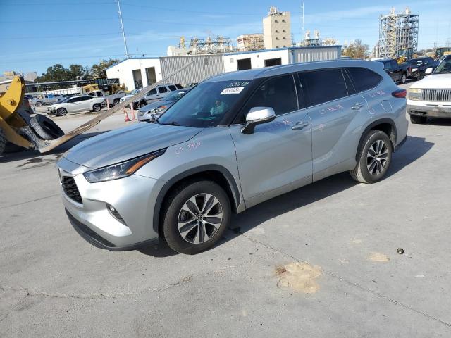 5TDGZRAH2MS516456 - 2021 TOYOTA HIGHLANDER XLE SILVER photo 1
