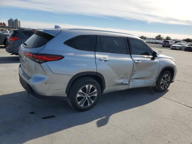 5TDGZRAH2MS516456 - 2021 TOYOTA HIGHLANDER XLE SILVER photo 3