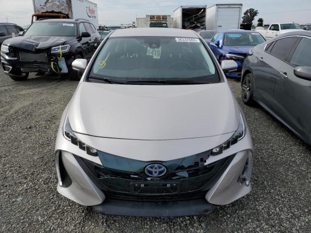 JTDKARFP1J3102356 - 2018 TOYOTA PRIUS PRIM Silber Foto 5
