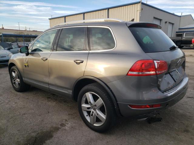 WVGEF9BP0DD006880 - 2013 VOLKSWAGEN TOUAREG V6 GRAY photo 2