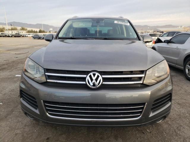 WVGEF9BP0DD006880 - 2013 VOLKSWAGEN TOUAREG V6 GRAY photo 5