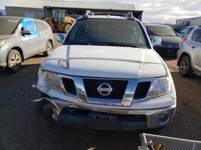 1N6AD0EV8AC446617 - 2010 NISSAN FRONTIER CREW CAB SE WHITE photo 5