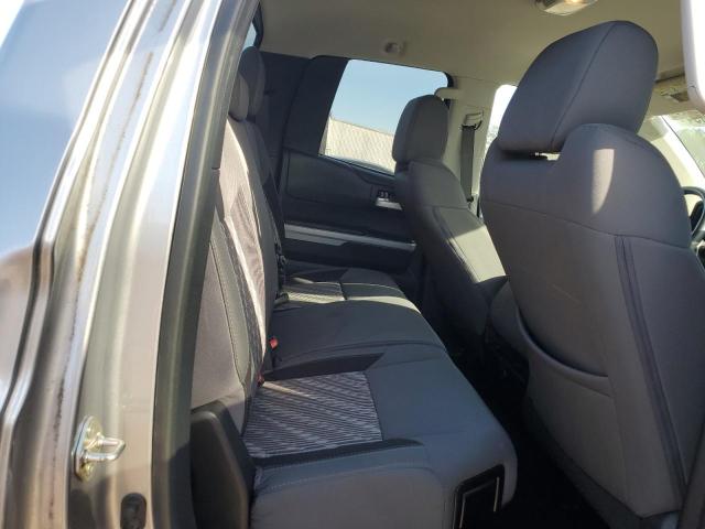 5TFRY5F14JX235569 - 2018 TOYOTA TUNDRA DOUBLE CAB SR/SR5 SILVER photo 10