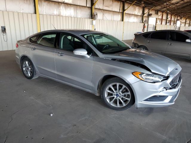 3FA6P0H75HR390585 - 2017 FORD FUSION SE SILVER photo 4