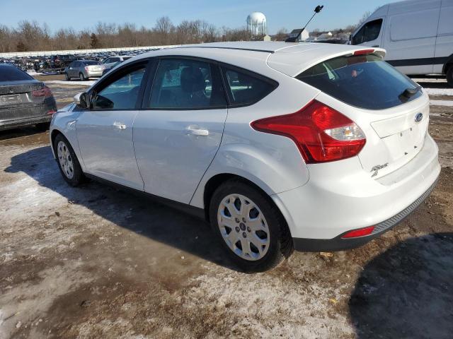 1FAHP3K29CL283764 - 2012 FORD FOCUS SE WHITE photo 2