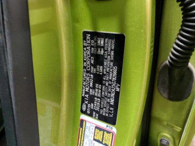 KNDJN2A25G7826605 - 2016 KIA SOUL GREEN photo 13