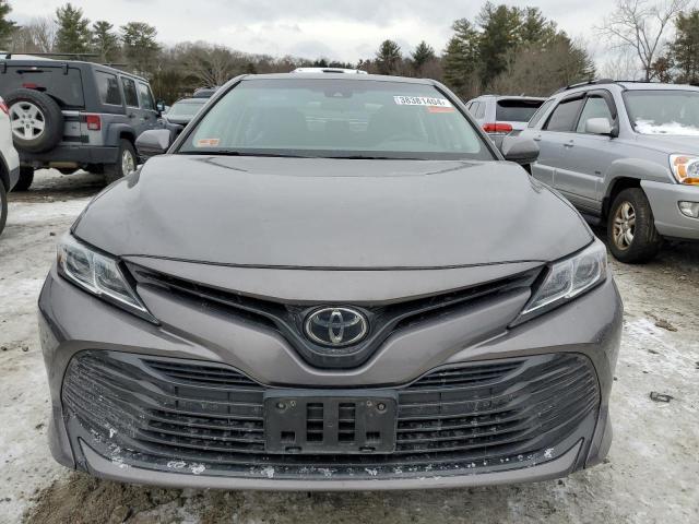 4T1B11HK4JU070088 - 2018 TOYOTA CAMRY L GRAY photo 5