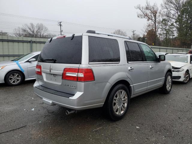 5LMJJ2H51BEJ03309 - 2011 LINCOLN NAVIGATOR SILVER photo 3