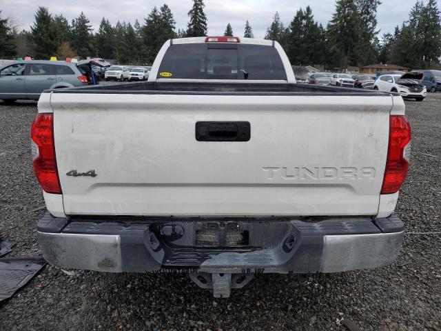 5TFCY5F15JX022409 - 2018 TOYOTA TUNDRA DOUBLE CAB SR/SR5 WHITE photo 6