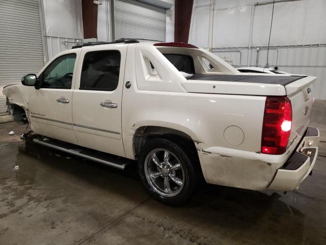 3GNTKGE73DG103184 - 2013 CHEVROLET AVALANCHE LTZ WHITE photo 2