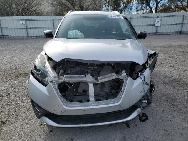 3N1CP5CU6JL521168 - 2018 NISSAN KICKS S SILVER photo 5