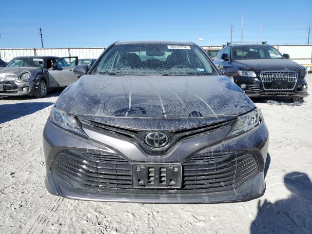 4T1B11HK6JU574514 - 2018 TOYOTA CAMRY L GRAY photo 5