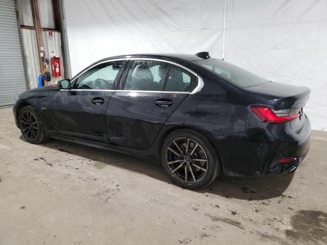 3MW5P9J0XN8C65832 - 2022 BMW 330XE Negro foto 2