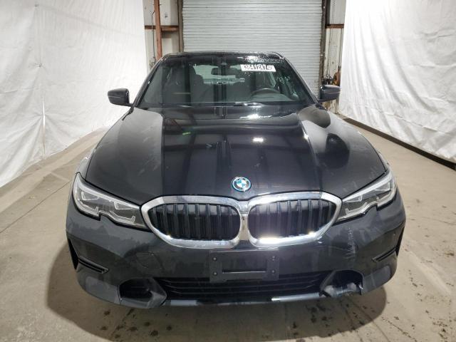 3MW5P9J0XN8C65832 - 2022 BMW 330XE Negro foto 5