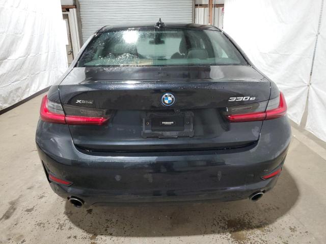 3MW5P9J0XN8C65832 - 2022 BMW 330XE Negro foto 6