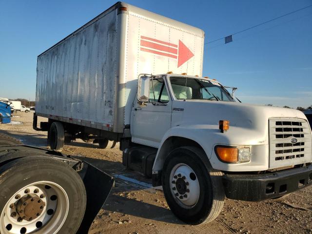 1FDNF80CXWVA33771 - 1998 FORD F800 WHITE photo 4