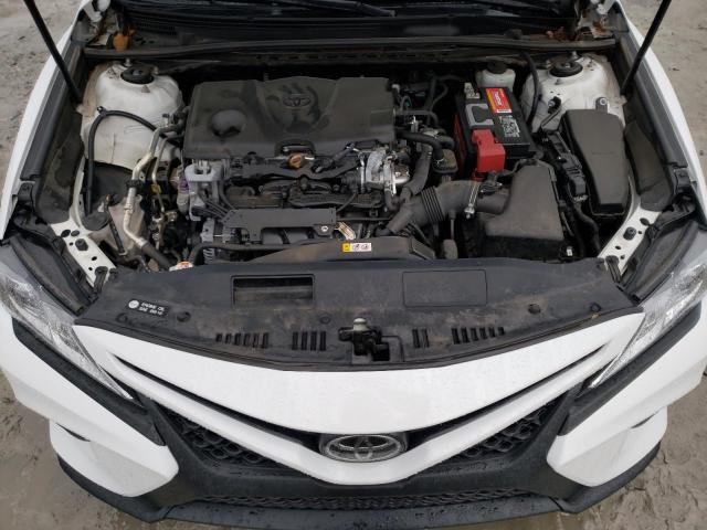 4T1B11HK5JU672384 - 2018 TOYOTA CAMRY L WHITE photo 11