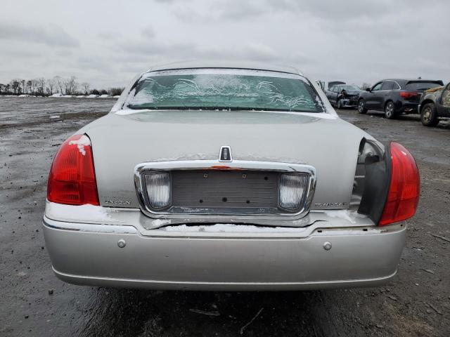 1LNHM81W34Y611717 - 2004 LINCOLN TOWN CAR EXECUTIVE SILVER photo 6
