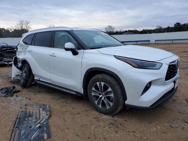 5TDGZRAH5NS556340 - 2022 TOYOTA HIGHLANDER XLE WHITE photo 4