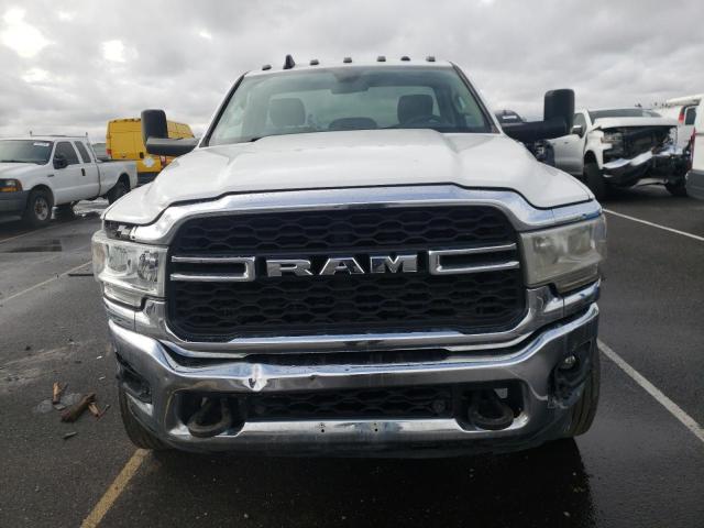 3C7WRNAL7KG595856 - 2019 RAM 5500 WHITE photo 5