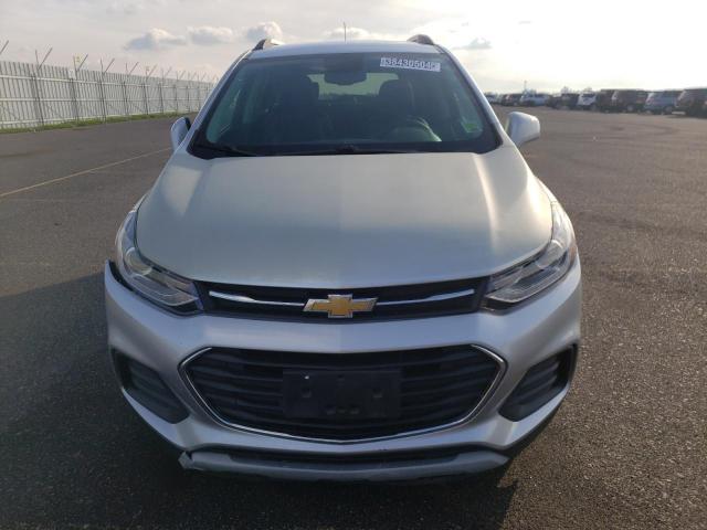 KL7CJLSB8JB605817 - 2018 CHEVROLET TRAX 1LT SILVER photo 5