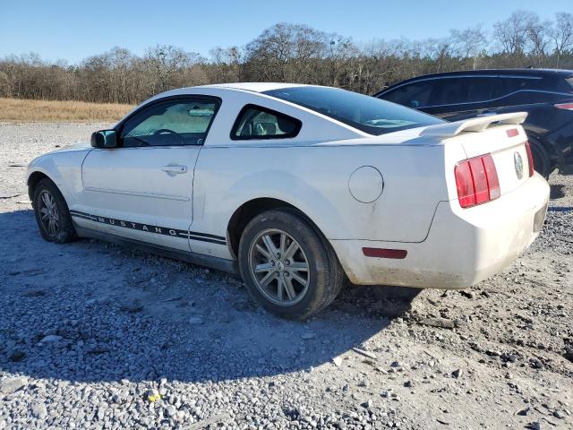 1ZVFT80N455156979 - 2005 FORD MUSTANG WHITE photo 2