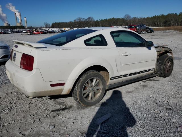 1ZVFT80N455156979 - 2005 FORD MUSTANG WHITE photo 3