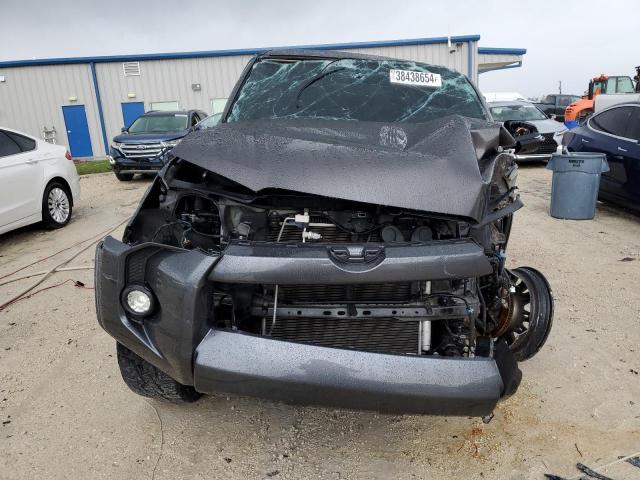 JTEBU5JR3J5485273 - 2018 TOYOTA 4RUNNER SR5/SR5 PREMIUM ნაცრისფერი ფოტო 5