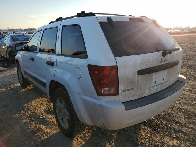 1J4HR48N15C502421 - 2005 JEEP GRAND CHER LAREDO WHITE photo 2