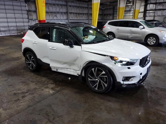 YV4162UM6L2313085 - 2020 VOLVO XC40 T5 R-DESIGN WHITE photo 4