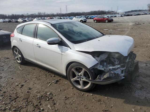 1FAHP3N28CL231022 - 2012 FORD FOCUS TITANIUM WHITE photo 4