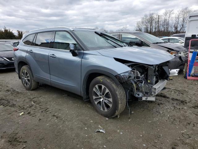 5TDGZRBH2MS131252 - 2021 TOYOTA HIGHLANDER XLE BLUE photo 4