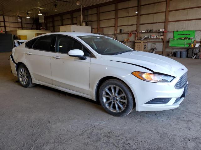 3FA6P0H70HR370812 - 2017 FORD FUSION SE WHITE photo 4