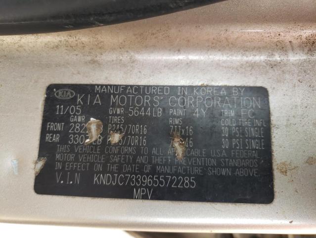 KNDJC733965572285 - 2006 KIA SORENTO EX GOLD photo 13