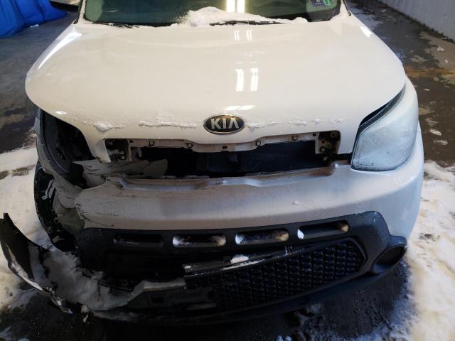 KNDJN2A26F7137185 - 2015 KIA SOUL WHITE photo 12