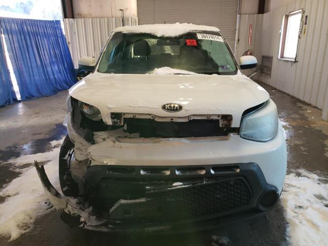 KNDJN2A26F7137185 - 2015 KIA SOUL WHITE photo 5