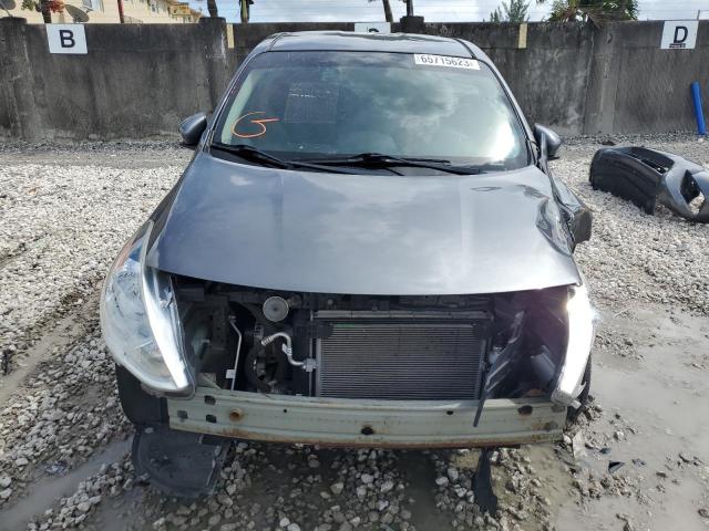 3N1CN7APXHL829257 - 2017 NISSAN VERSA S GRAY photo 5