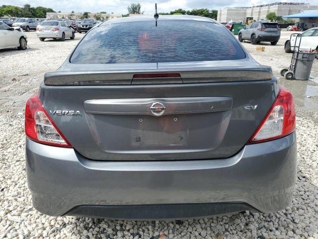 3N1CN7APXHL829257 - 2017 NISSAN VERSA S GRAY photo 6