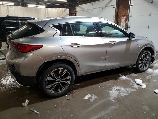 SJKCH5CR8JA044768 - 2018 INFINITI QX30 BASE Silber Foto 3