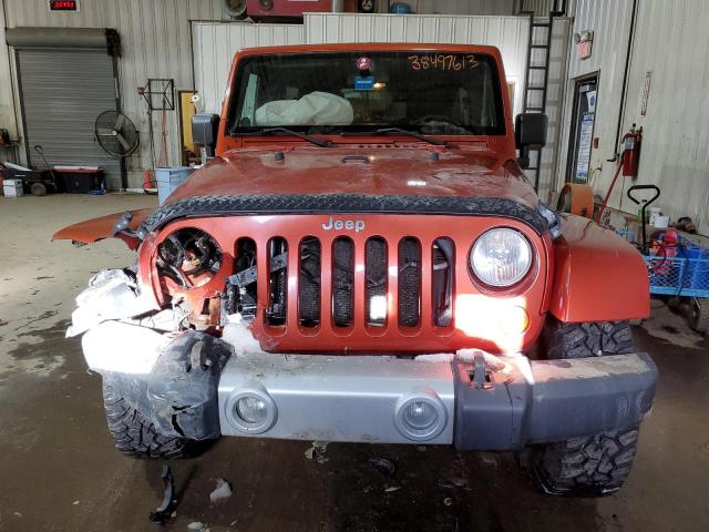 1J4GA59189L735643 - 2009 JEEP WRANGLER U SAHARA ORANGE photo 5