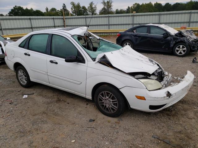 1FAFP34N07W251384 - 2007 FORD FOCUS ZX4 WHITE photo 4