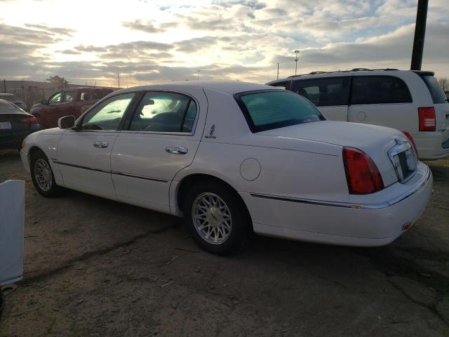 1LNFM82W6WY722366 - 1998 LINCOLN TOWN CAR SIGNATURE WHITE photo 2