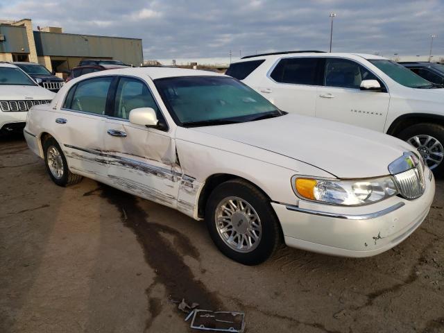 1LNFM82W6WY722366 - 1998 LINCOLN TOWN CAR SIGNATURE WHITE photo 4