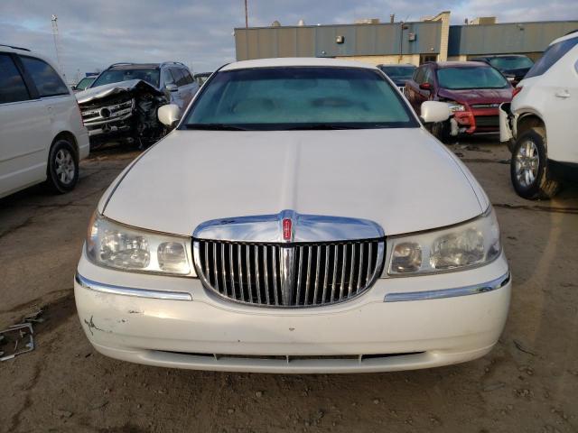 1LNFM82W6WY722366 - 1998 LINCOLN TOWN CAR SIGNATURE WHITE photo 5