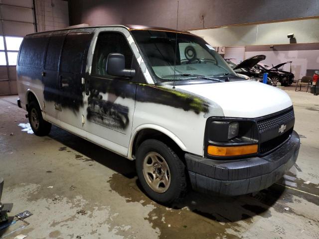 1GCFG15X351225886 - 2005 CHEVROLET EXPRESS G1 WHITE photo 4