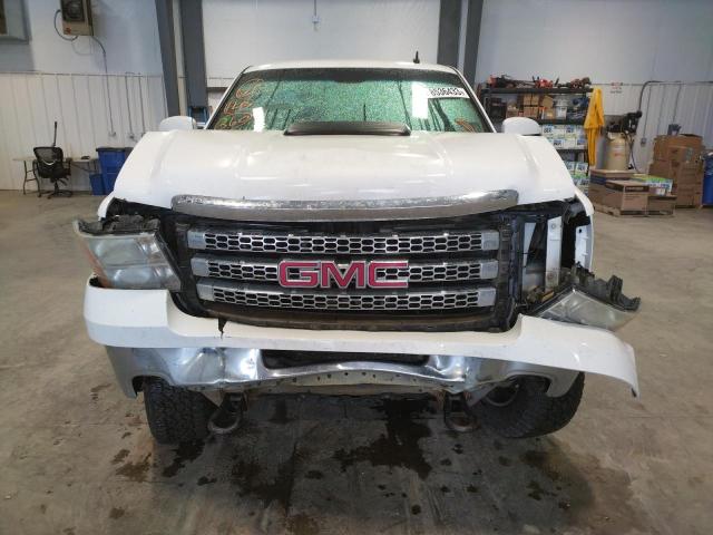 1GT121CG5DF139007 - 2013 GMC SIERRA K2500 SLT WHITE photo 5